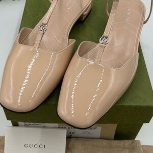 Gucci Women's GG  Beige Patent Leather T STRAP Shoes. Size 10